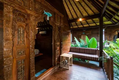 Image de 1 chalet balinais en bois près de la plage aux champignons Nusa Lembongan