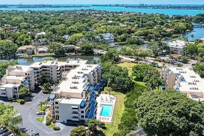 Image de Condo d'angle privé dans un secteur convoité, à deux rues de Selby Gardens, Bayfront