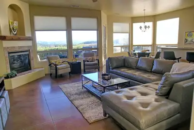 Image de Propriété West Sedona avec une vue dégagée sur la nature et des intérieurs contemporains