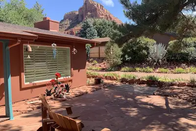 Image de Rose du désert - Style contemporain avec grand espace de vie extérieur et bain à remous