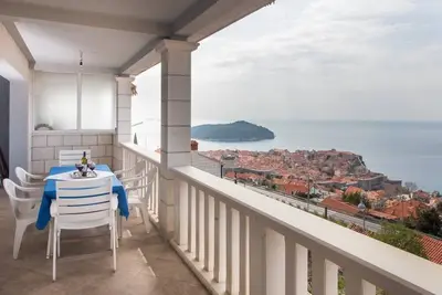 Maison d'hôtes avec vue sur la vieille ville - Appartement 3 chambres avec balcon et vue sur la mer (Incroyable)