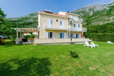 Image de Color Apartments - Appartement 1 chambre Confort avec terrasse et vue partielle sur la mer (Jaune)