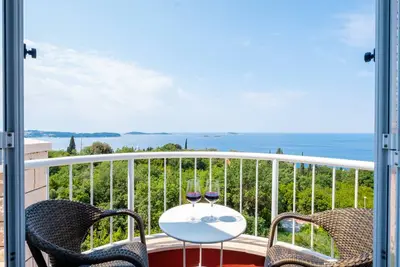 Villa Panorama - Plat (S2) - Chambre Double Confort avec Balcon et Vue sur la Mer
