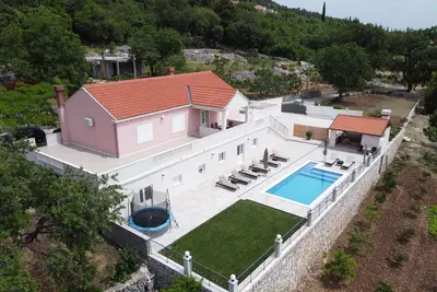 Image de Villa Dragić - Villa 3 chambres avec piscine, terrasse et vue sur la mer
