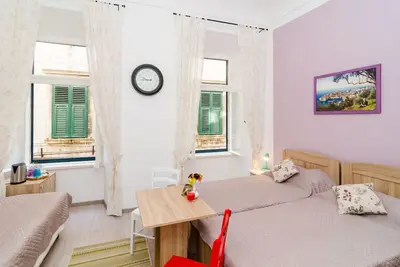 Image de Chambres Tezoro - Chambre Triple avec Vue sur la Ville (S3) - B3
