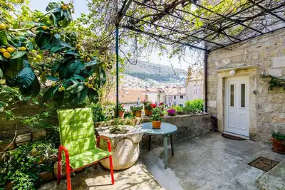 Image de Old Town Green Oasis - Maison de Vacances 2 Chambres avec Terrasse et Vue sur la Ville