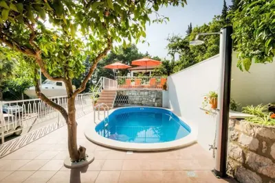 Guest House Villa Nina - Studio avec terrasse et vue partielle sur la mer (S5 - bungalov)