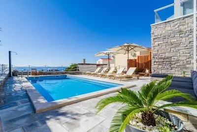 Image de Apartments Villa Capitano - Appartement 2 Chambres avec Balcon et Vue sur la Mer (ŽUTI)