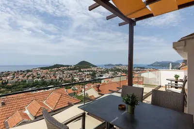 Image de Guest House Kono - Appartement 2 Chambres avec Balcon et Vue sur la Mer - Rue Marka Gjaje