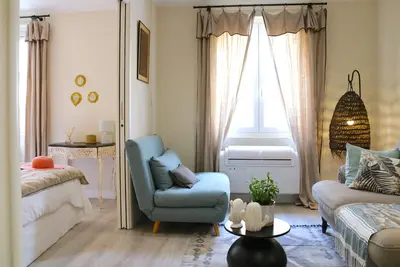 Image de Charmant style français dans la vieille ville, rénové, A / C