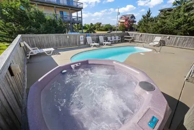 Image de Belle semi-bord de mer, vagues w / piscine privée, bain à remous, véranda et plus