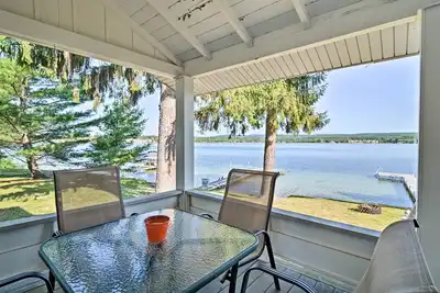 Image de Nouveau! Petoskey Waterfront Cottage w \/ Deck + Grill!