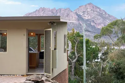 Image de Un confortable chalet de 2 chambres situé dans le centre de Coles Bay.