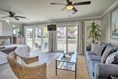 Image de Studio w / balcon, 1 bloc à pied de la plage de Surfside!