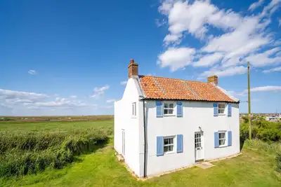Image de Cette charmante maison de quatre chambres est située sur le marais à Brancaster Staithe
