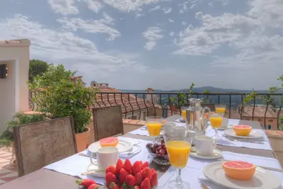 Image de Charming house in the heart of the village: 3 bedrooms, 2 bathrooms, Rooftop!