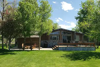 Maison rustique unique confortable avec toutes les nouvelles commodités et une cour clôturée incroyable.
