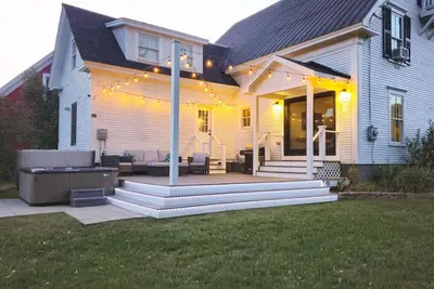 Image de ★ Nouveau ★ Grande maison historique avec 6. 5 Bains-Près du ski, sur la rivière, avec bain à remous