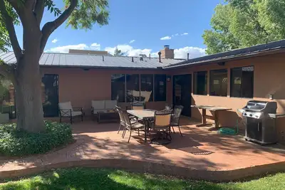 Image de Uptown Home avec des vues fabuleuses et bain à remous. Marche vers les sentiers et les restaurants