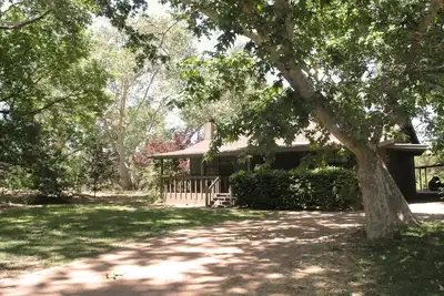Image de Retraite de campagne tranquille sous les arbres le long du ruisseau Oak!