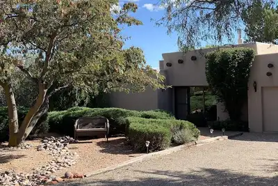 Image de Maison abordable à West Sedona. Belles vues, espace de vie extérieur, chiens bienvenus.
