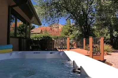 Image de Vues Red Rock impressionnant et espace de vie extérieur privé avec bain à remous.