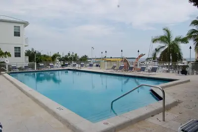 Image de Beau 2 chambres 2. 5 salles de bain Condo sur l'eau dans un complexe locatif haut de gamme