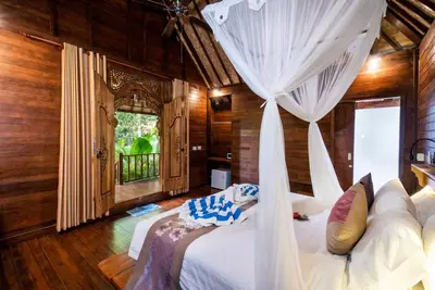 Image de 1 chalet balinais en bois près de la plage aux champignons Nusa Lembongan