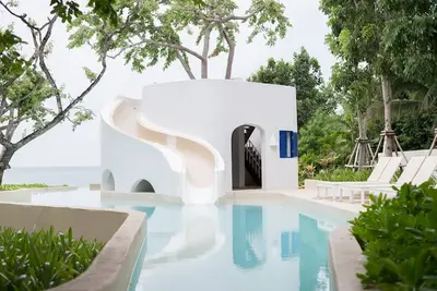 Image de Accès à la piscine du Che en bord de mer par Away