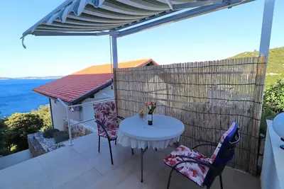 Image de Seaside Apartments Hrkać - Appartement Standard 1 Chambre avec Terrasse et Vue sur la Mer 2