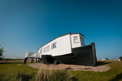Image de Un bateau converti qui surplombe la réserve de Snettisham Rspb