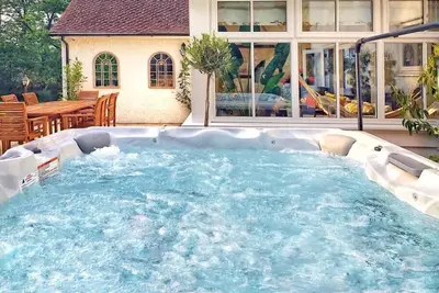 Image de Daweswood Guest Suite - retraite de luxe et bain à remous.