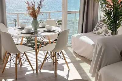 Image de 1ère ligne appartement avec vue sur la mer et piscine et Wifi