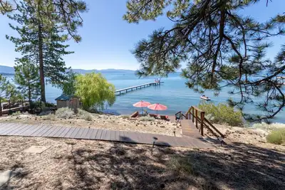 Image de Cabine vintage \"Old Tahoe\" sur une plage privée