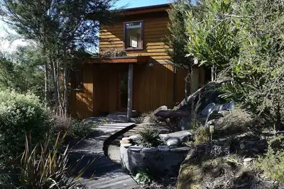 Image de Maison écologique unique; cabane dans les arbres.