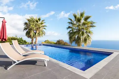 Image de Blue House sans fin vue sur l'océan avec une immense piscine