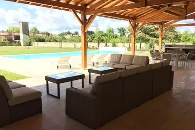 Image de Manoir rénové \/ Maison de Maître avec grande piscine d'eau salée chauffée