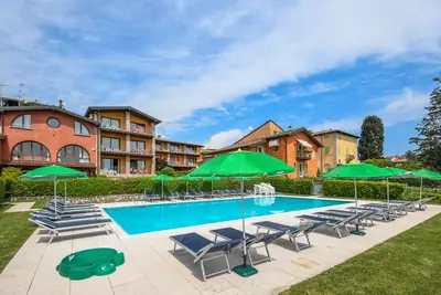 Corte Ferrari: One bedroom apt. Standard, balcony, lake view. Central location.