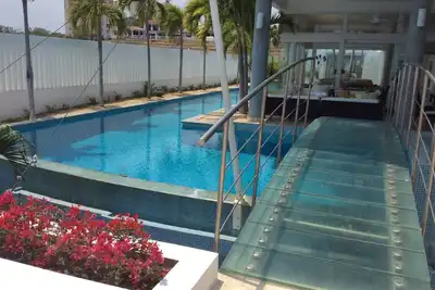 Image de Maison de luxe face à l'océan. Escalier privé vers la plage et l'océan Pacifique chaud.