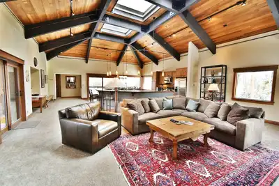 Image de Luxe Frisco Townhome Près du lac. Piscine, bain à remous, ascenseur privé, garage. Accès facile aux centres de villégiature