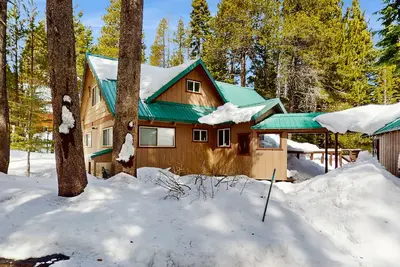 Image de Grande maison familiale près de Tahoe Donner avec piscine partagée, court de tennis et bains à remous