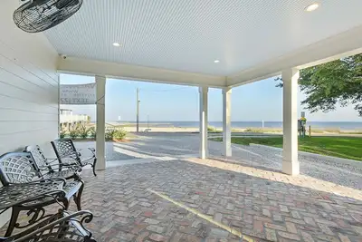 Image de Nouveau Beachfront 3 Bed 2 1/2 Bath dans le centre-ville de Bay St Louis dans un emplacement privilégié