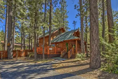 Image de Summit Paradise: chalet en bois rond situé à une distance de marche du sommet enneigé! Câble & Roku! Bbq au charbon!