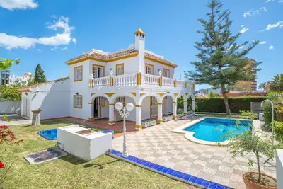 Image de Nouveau! ! ! Villa, piscine chauffée, jacuzzi - 5 min à pied de la plage, près de Puerto Marina