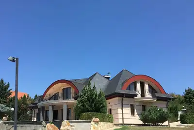 Image de Maison familiale avec panorama sur le lac Velence, piscine et Wifi gratuit.