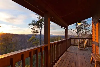 Image de Vues sur la montagne. Jacuzzi. Ponts. Pratique pour Gatlinburg et Pigeon Forge.