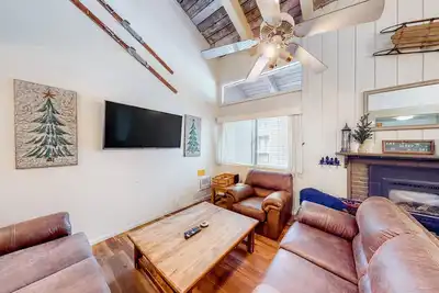 Image de Spacieux, condo chien amical avec tennis partagé, piscine, bain à remous, barbecue et un sauna!