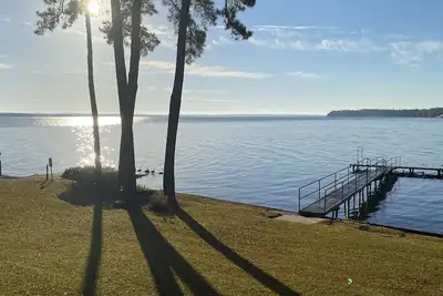 Image de Belle maison au bord du lac avec quai privé Et rampe de bateau