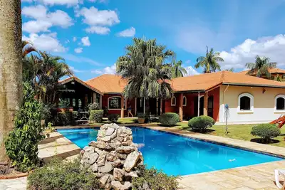 Belle maison de campagne, Condominium Porta do Sol, avec piscine, sauna et vue sur les montagnes.