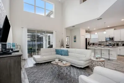 Image de Incroyable Storey Lake 5 Bedroom 5 Bathroom Villa